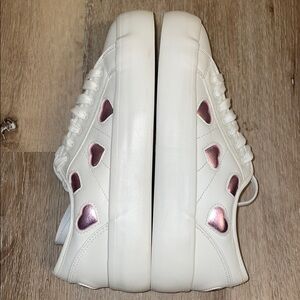 Sincerely Jules White Sneakers with metallic Pink Heart Details. Size 9.
